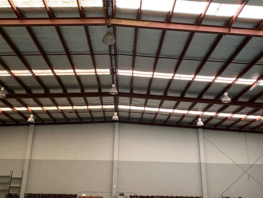 Warehouse roof with high-bay light fittings