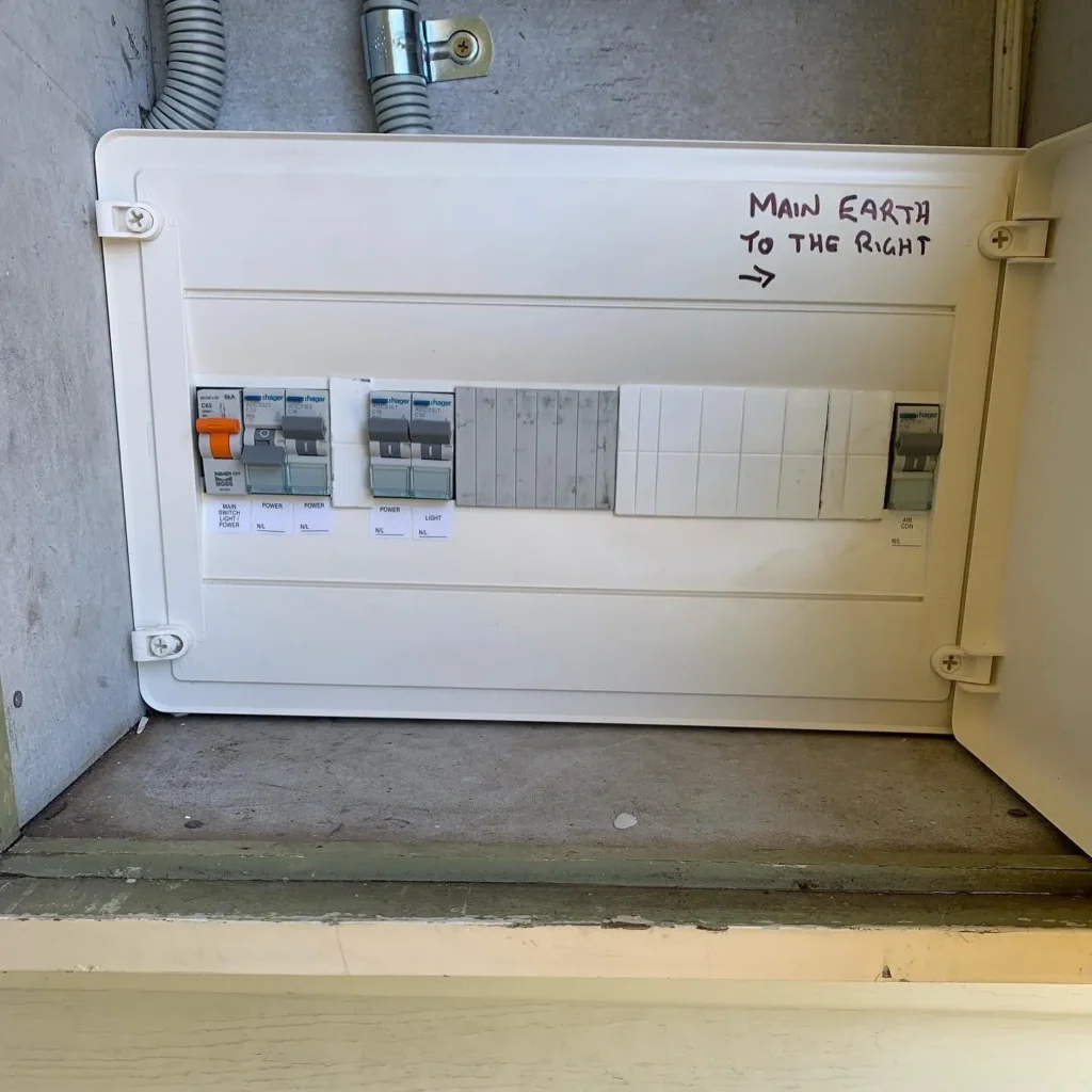 Commercial distribution board with circuit breakers